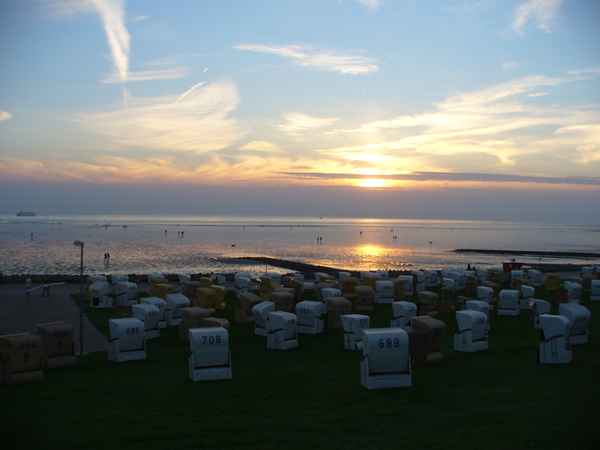 Büsum am Abend _2_ Strandkoerbe laden ein _ beim Sonnenuntergang
