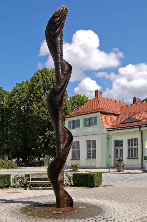 Mittenwald - Brunnenanlage vor dem Bahnhof
