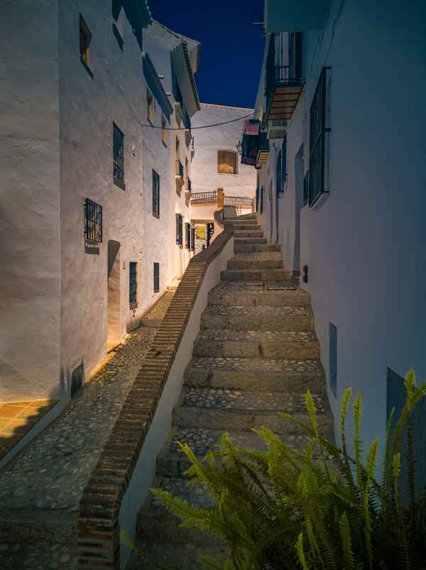 Durch diese Gasse muss er kommen