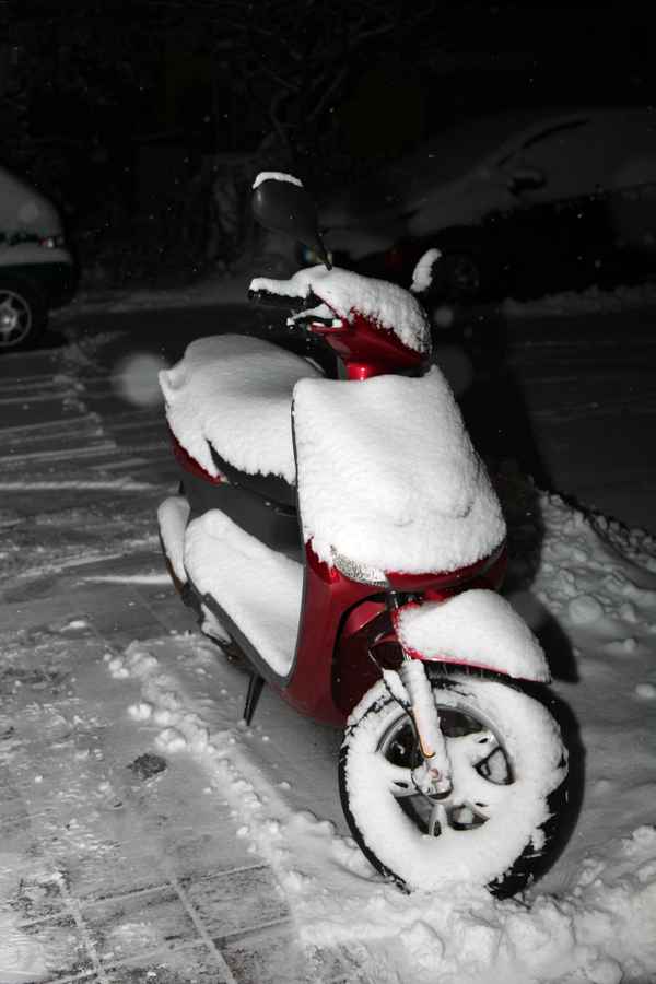 Moped eingeschneit