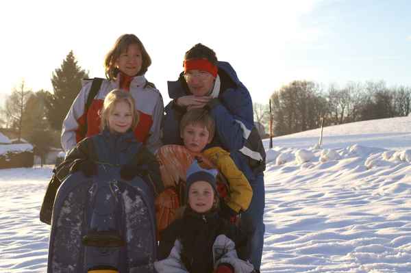 Familie im Winter quer
