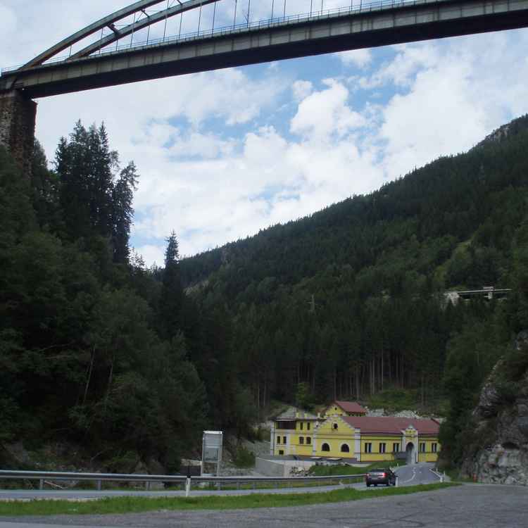 Brücke über Alpenschlucht