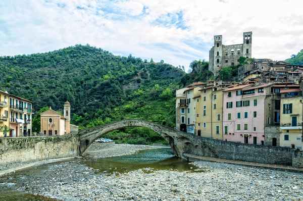 Dolceaqua mit Brücke und Burgruine
