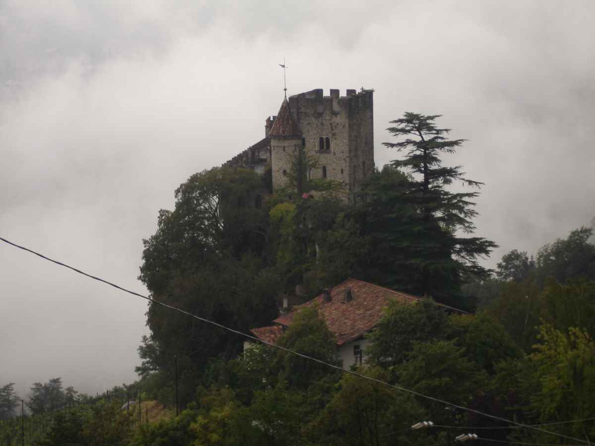 burg im nebel
