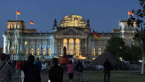 Reichstag - Verh&uuml;llung Lightshow