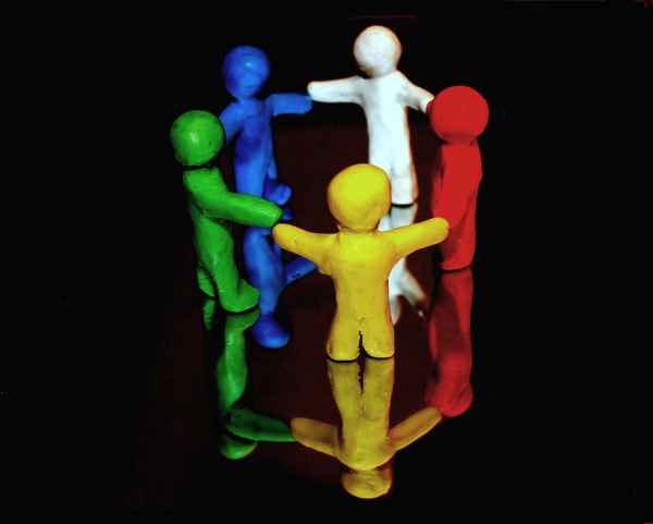 Plastilinmännchen auf schwarzer Spiegelfläche