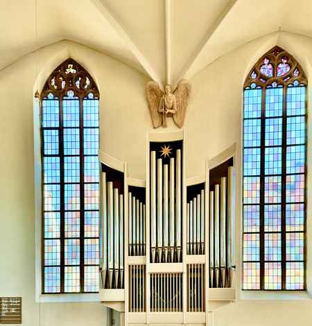 Orgel mit Kirchenfenstern