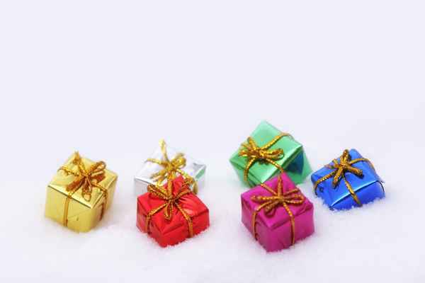 bunte Päckchen im Schnee