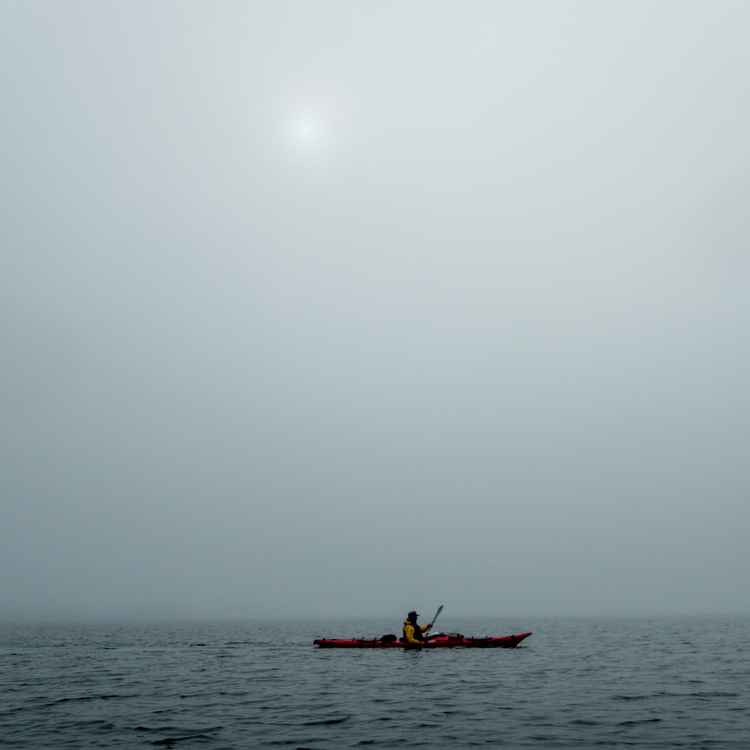 Kajak im Nebel