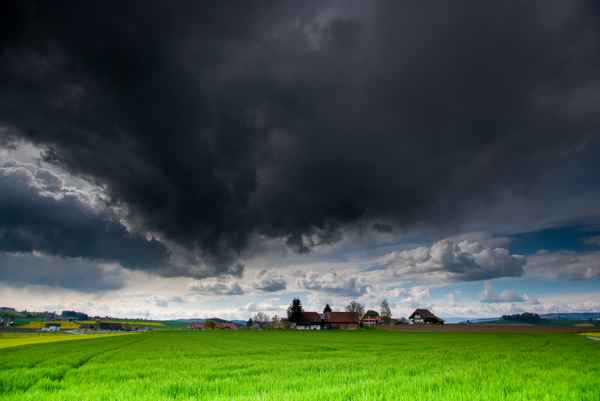 Dramatischer Himmel über Niederbottigen, Schweiz.