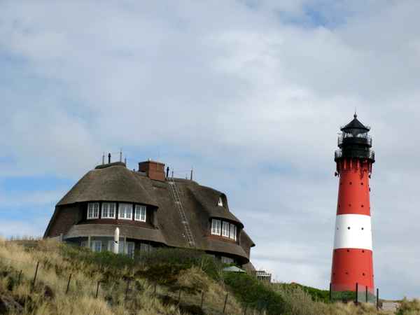 Turm und Reetdachhaus von Sylt
