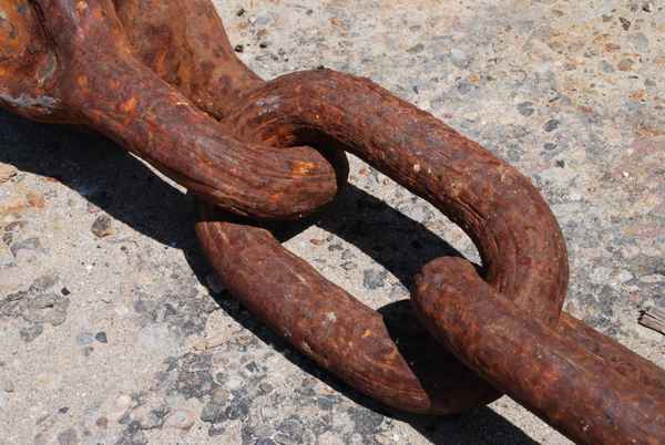 Rostiges Kettenglied am Hafen