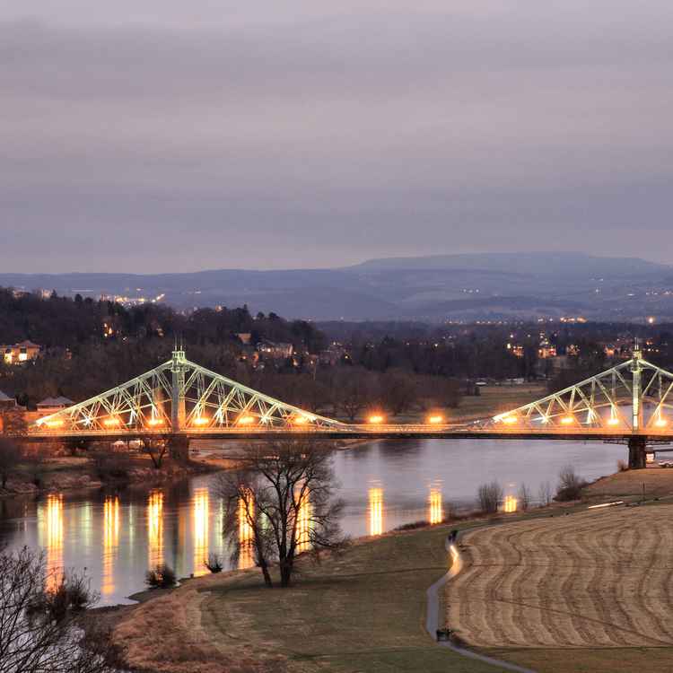 Blaues Wunder Dresden in blauer Stunde