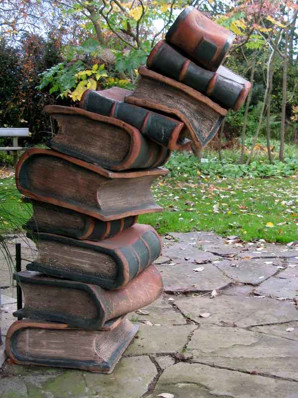 Bücher als Kunst im Park
