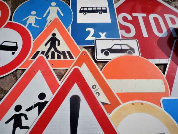 Abgeschraubter Schilderwald