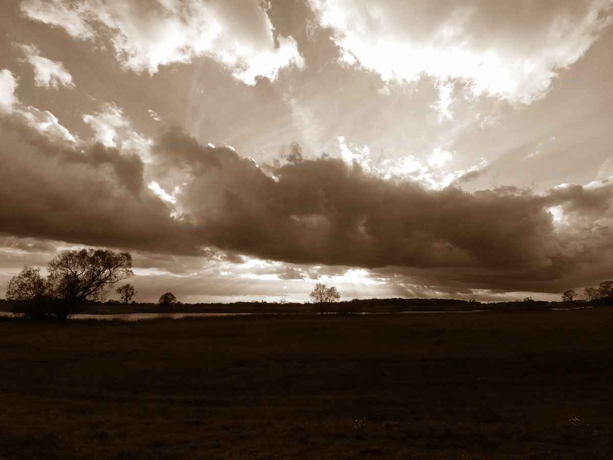 Wolken über der Elbe