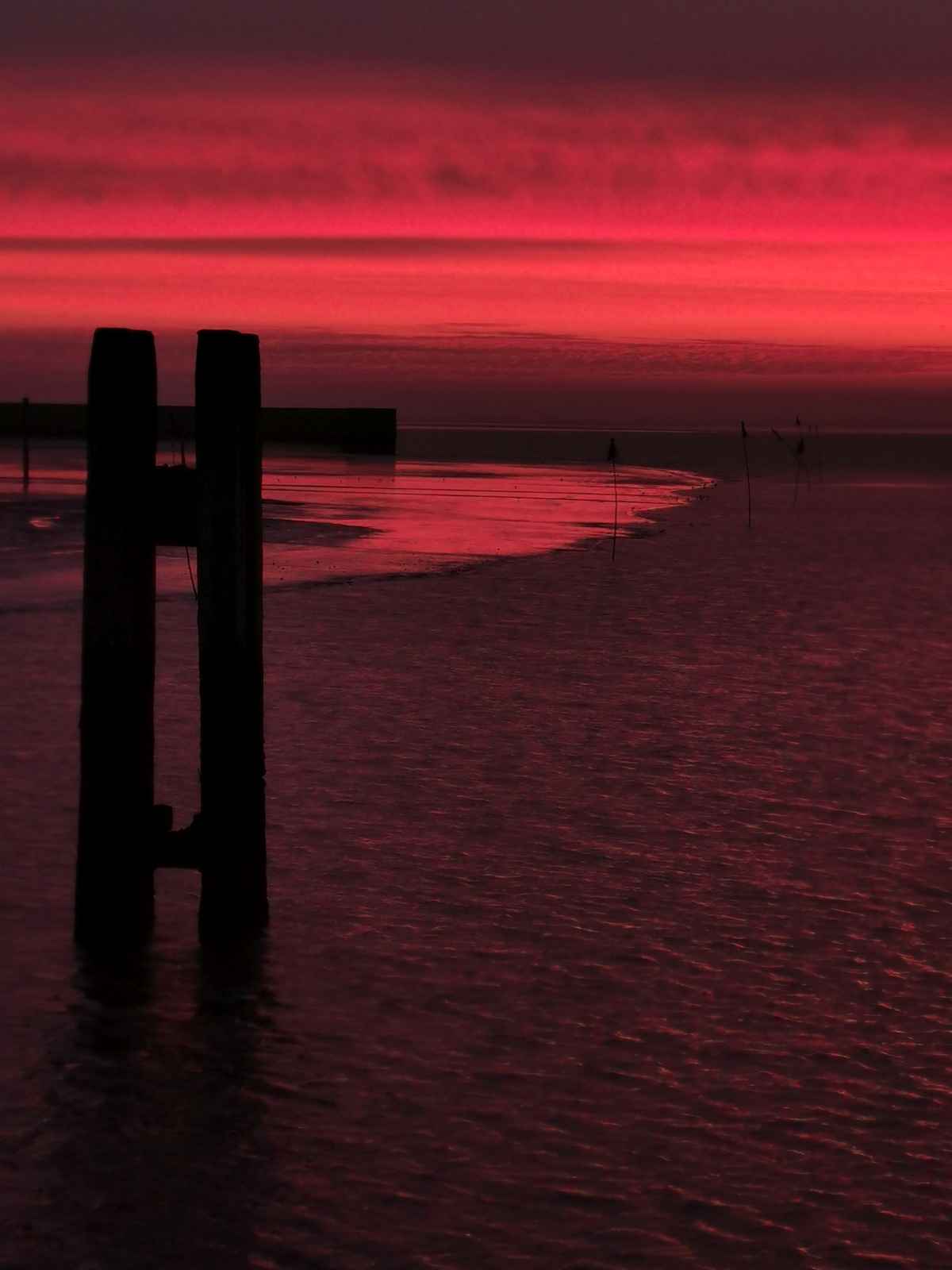 Sonnenaufgang am Langeooger Hafen im Morgenrot