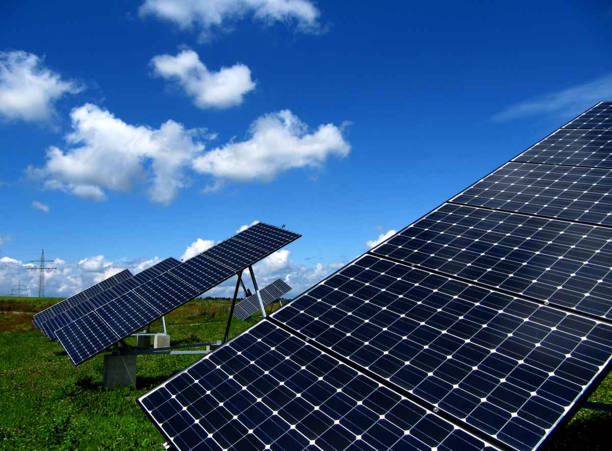 Solaranlagen mit Strommasten