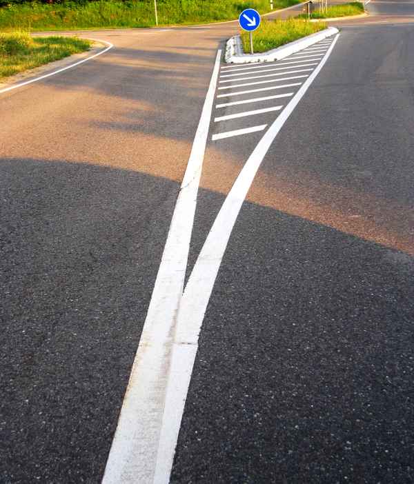 Straßenteiler-Markierung
