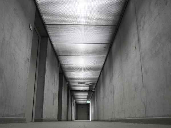 Düsterer Keller eines Neubaus