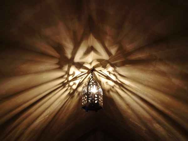 Lampe wirft Schatten