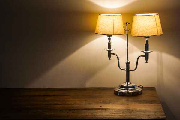 Anrichte mit Tischlampe