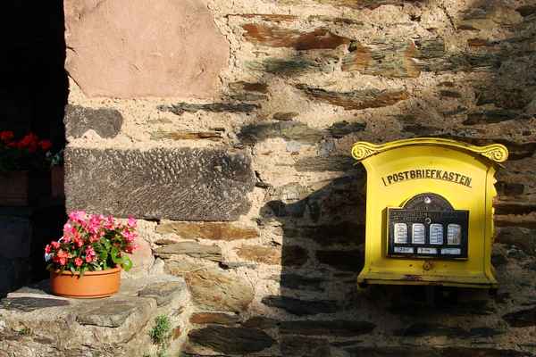 Nostalgie-Briefkasten im Abendlicht