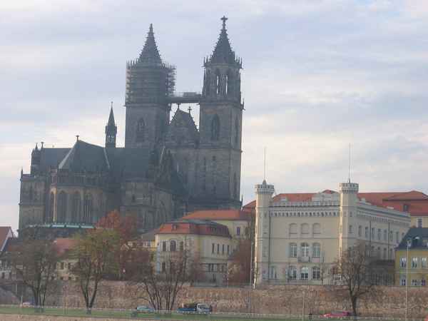 Der Dom mit Staatskanzlei