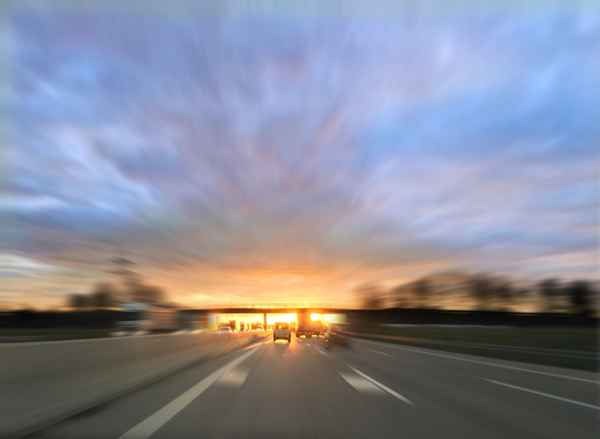 Sonnenuntergang auf der Autobahn