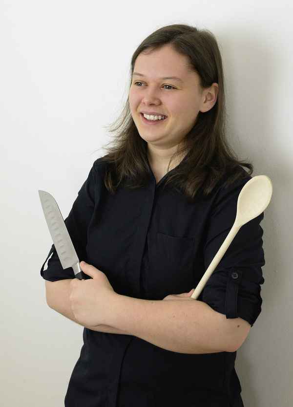 Köchin, Jungköchin mit Messer und Kochlöffel