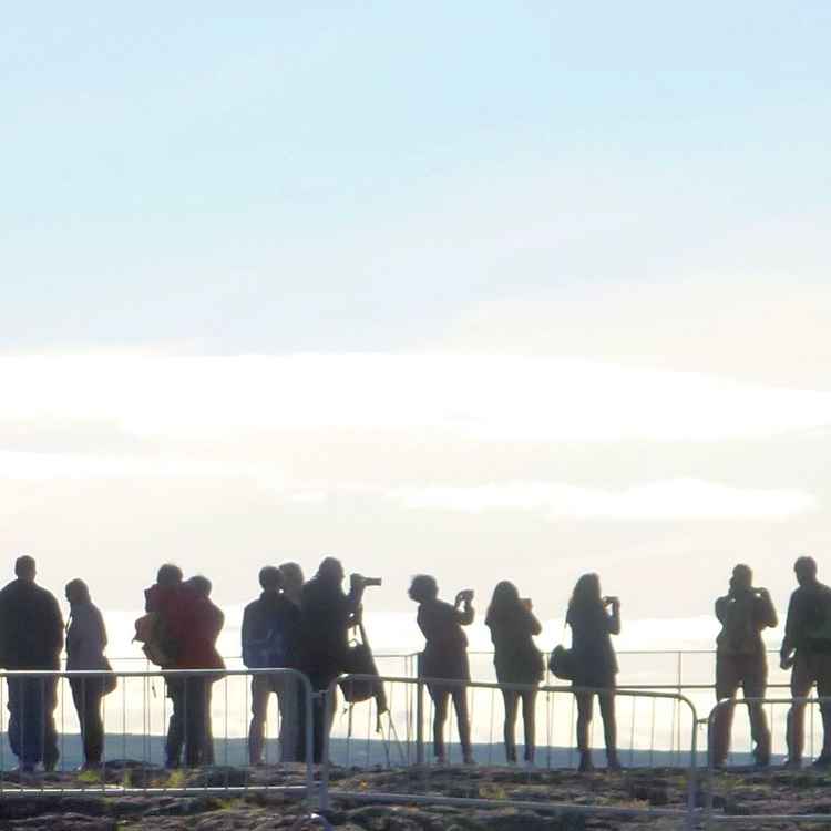 Menschenmassen bei einem Geyser in Island