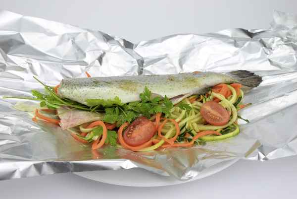 Forelle roh, vor dem Garen in der Folie