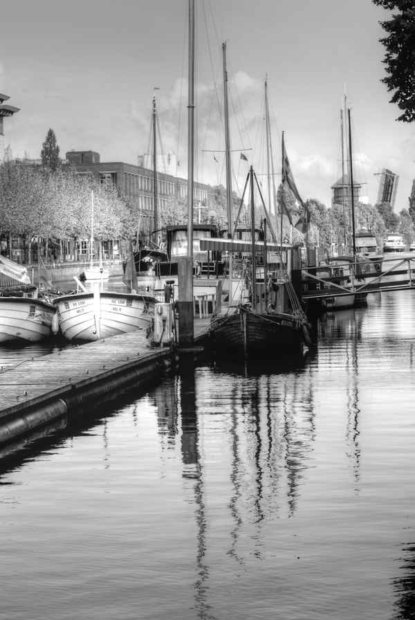 Segelboote im Hafen - schwarzweiss