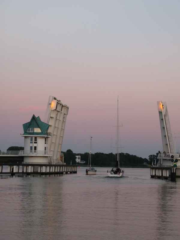 Abends ist die Klappbrücke offen für die Heimkehrer