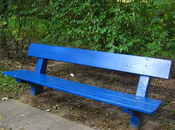 alte blaue Parkbank