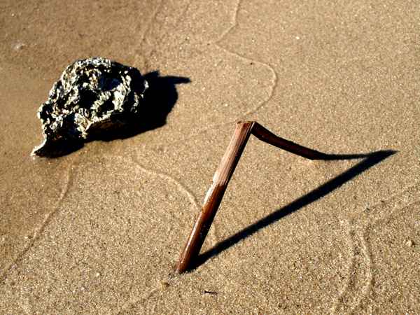 Stock und Alufolie am Strand