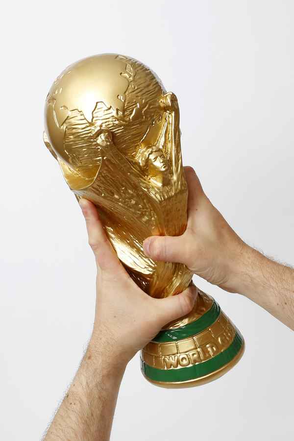 Jubel mit WM-Pokal (Replik!)