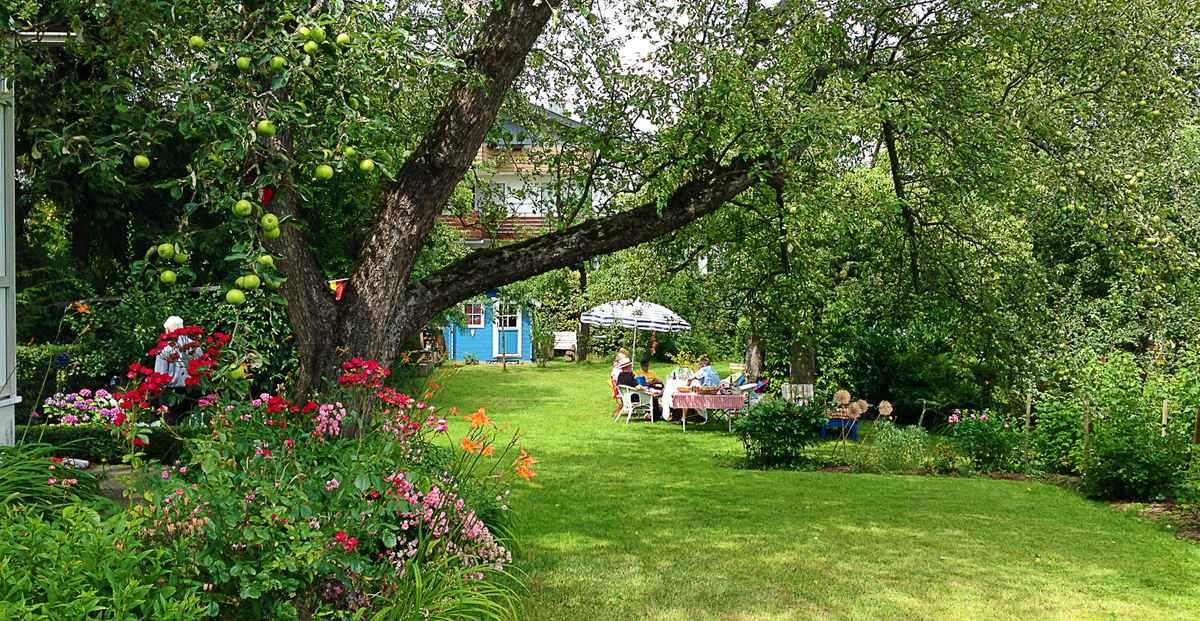 Garten-Idylle im Sommer