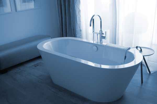 Bad modern mit frei stehender Wanne