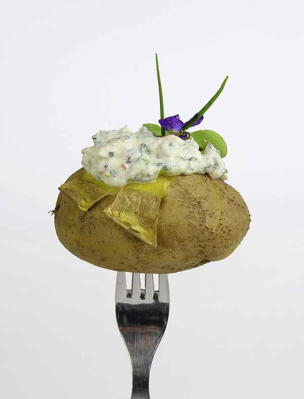 Pellkartoffel aufgegabelt