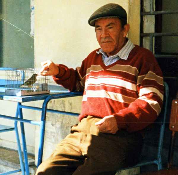 Ein Mann in Valetta mit einem Vogel