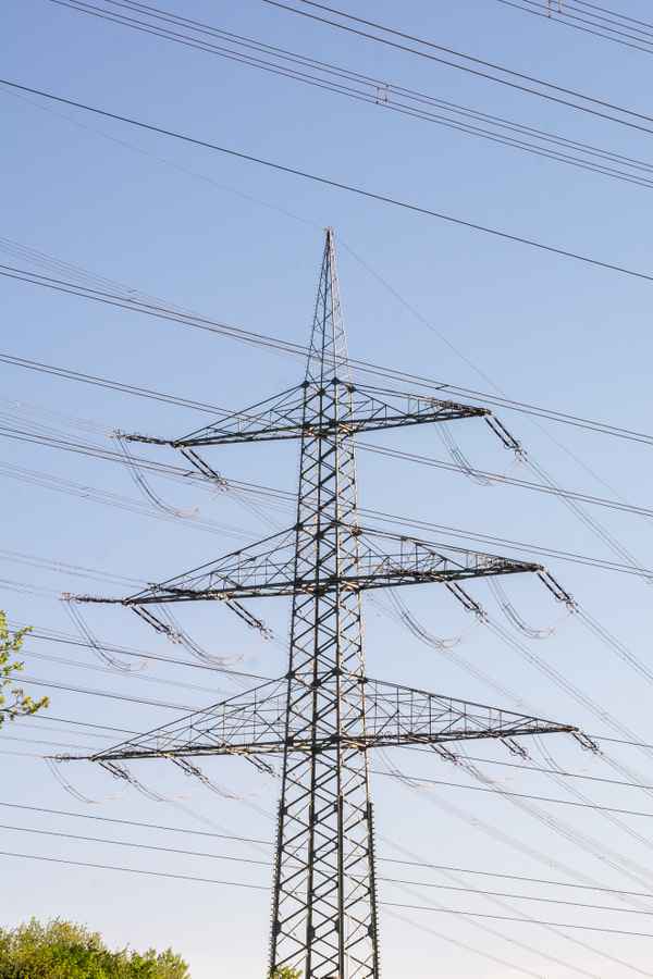 Hochspannungsmast in grüner Umgebung