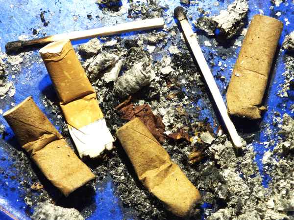 Zigarettenstummel und Streichhölzer