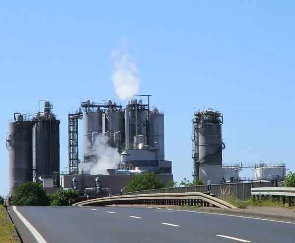 INDUSTRIE AM ENDE DER STRAßE