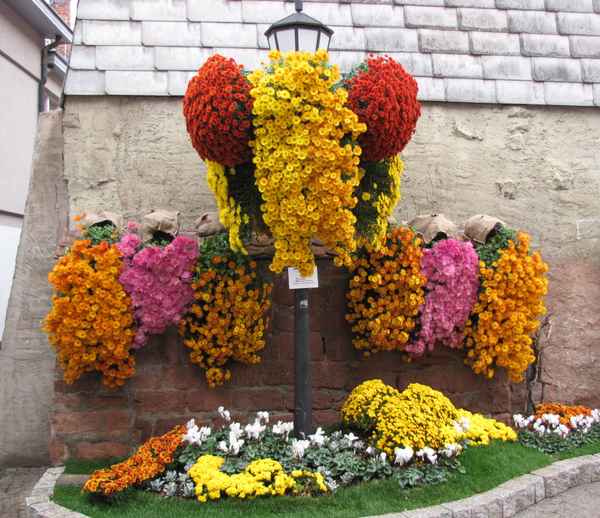 Blumenschmuck an der Laterne