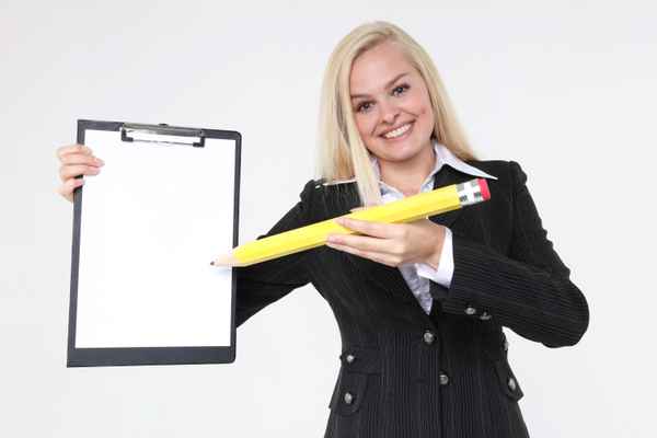 Frau mit Klemmbrett und Bleistift