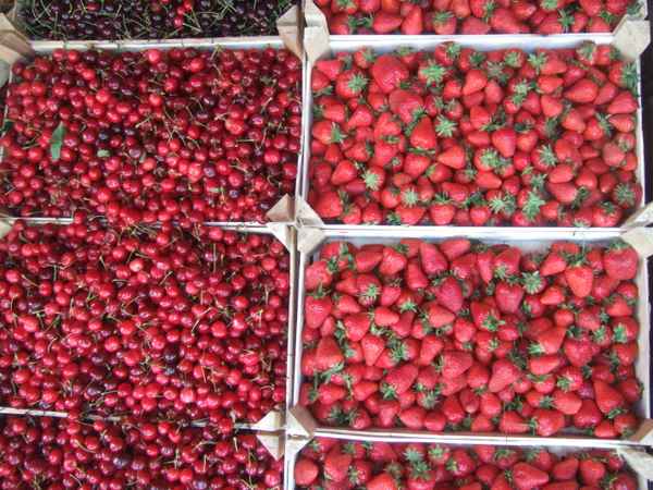 Kirschen und Erdbeeren