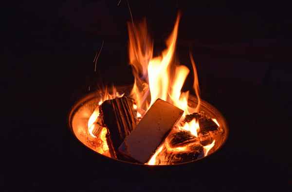 Feuer vor dem Hütterl