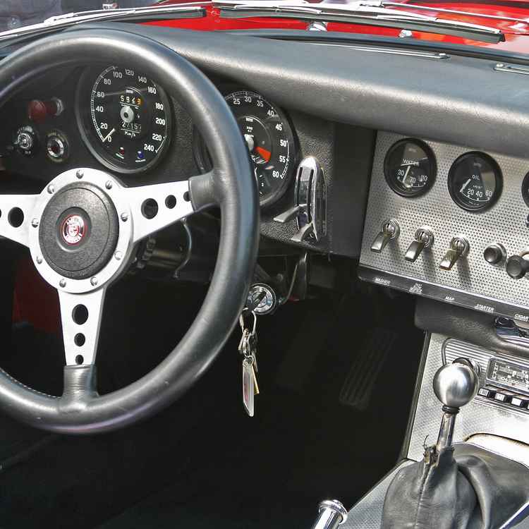 02_Jaguar_E-Type_6-Zyl._Amaturenbrett