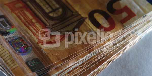 ein Bündel von 50-Euro-Banknoten aus nächster Nähe 2